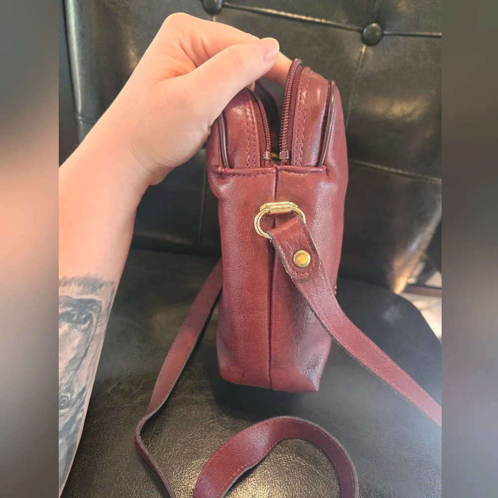 Vintage Etienne Aigner Elegant Burgundy Leather Handbag with Gold Accents - Picture 6 of 8